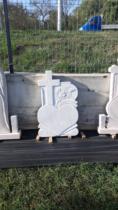 Vând marmură,cruci de marmură și monumente funerare,transport gratuit!