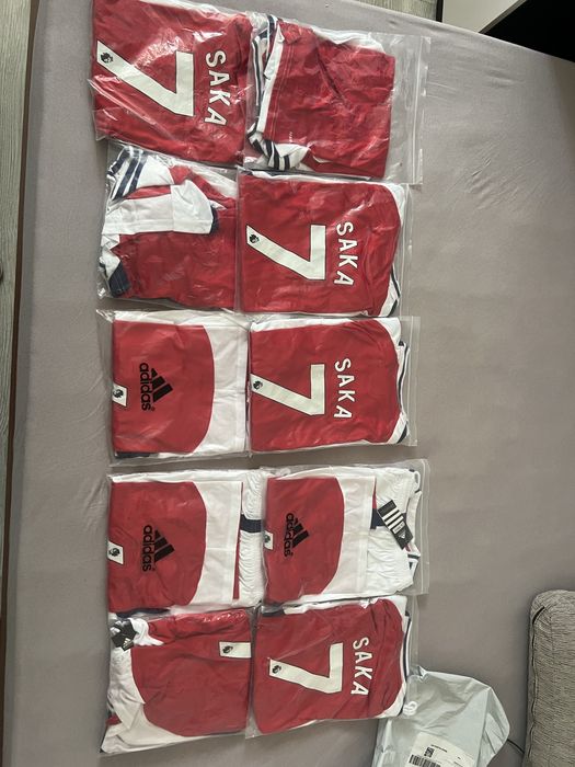 Set pantaloni si tricou fotbal Adidas, pentru copii!