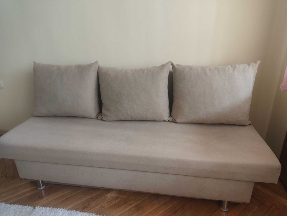 Много запазен Диван