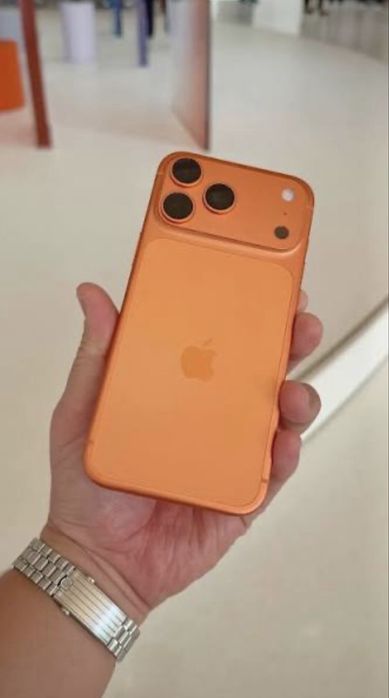 iPhone 17 pro оранжевый. 100% батарея.