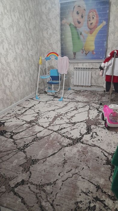 Uy sotiladi 3-xonali. 4-m.k.r.Yo'l yuzida 1 etaj