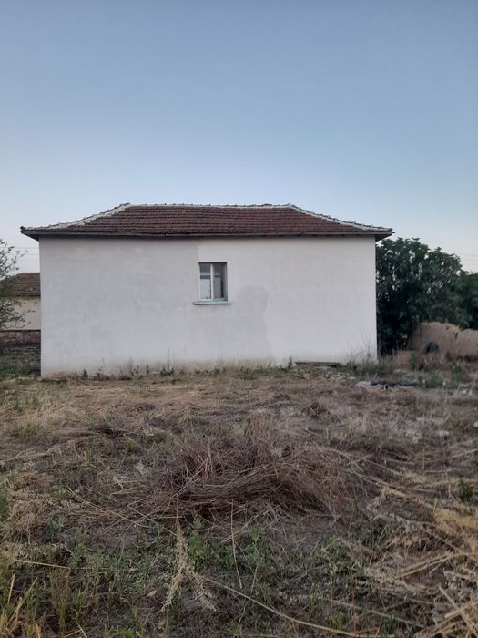 Продавам къща с дворно място 1 декар