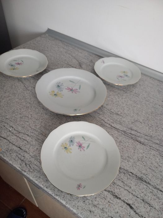 Vand un platou si 3 farfurii pentru prajituri in perfecta stare
Dimens