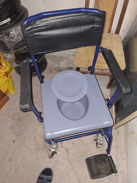 Инвалиден тоалетен стол с колелца-50 евро