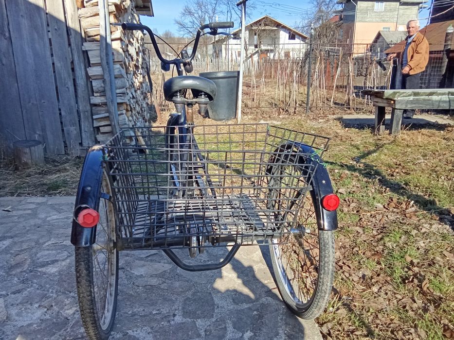 Tricicletă pe negru
