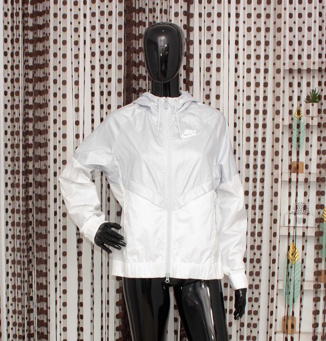 Nike оригинално дамско яке сребристо и бяло с качулка ветровка М