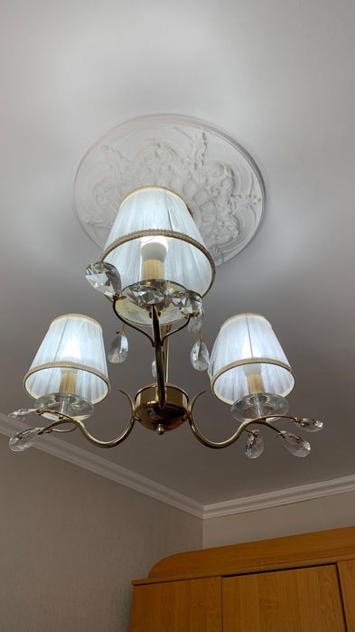 Продам 2 люстры 3 и 5 рожковые.