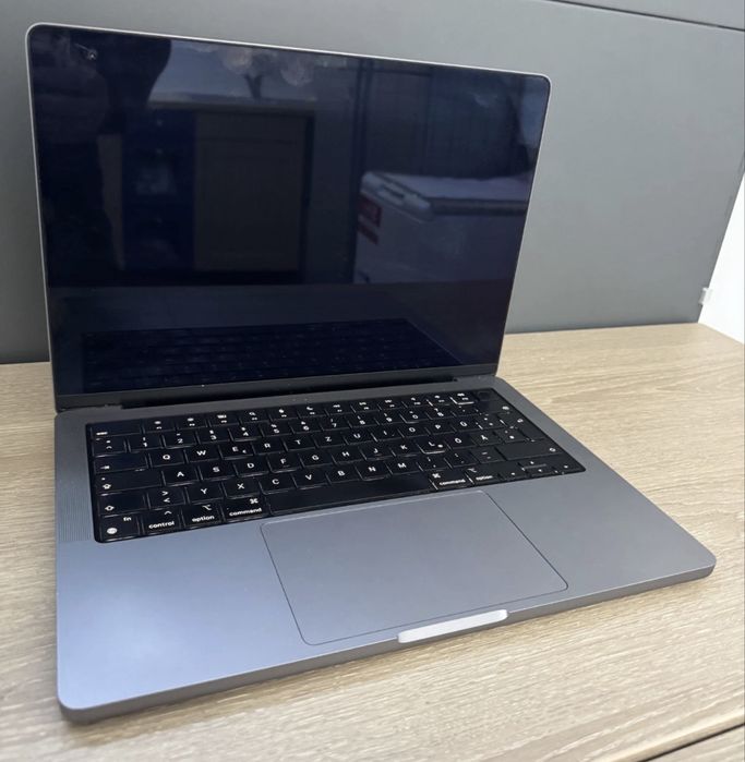 Macbook Pro 14 M2 - Заключен с iCloud