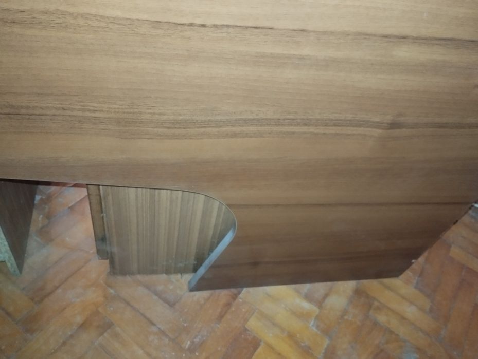 Офис бюро .Бес следи от употреба.