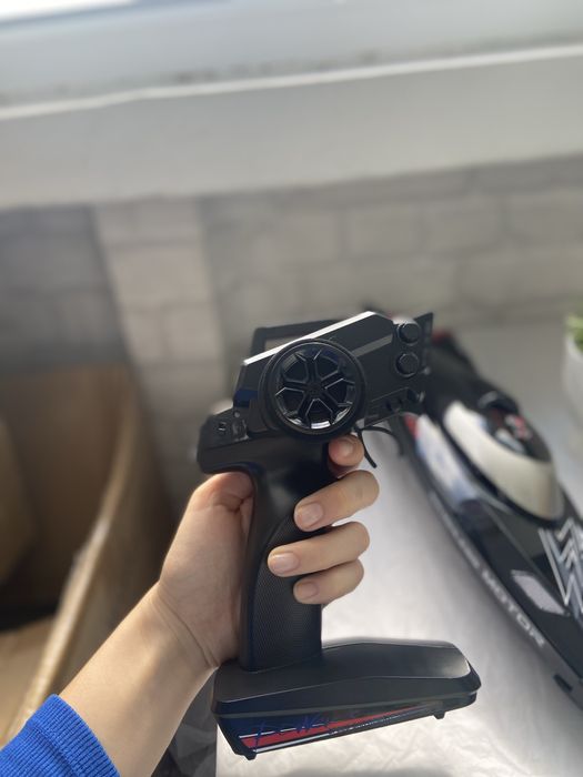 Lightning Racer – Бърза RC лодка 55 км/ч за водни приключения