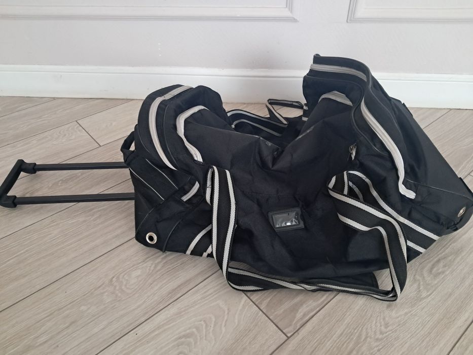 Хоккейный баул на колесах.