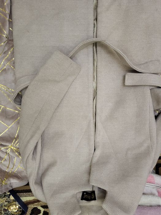 Пальто бежевое женское