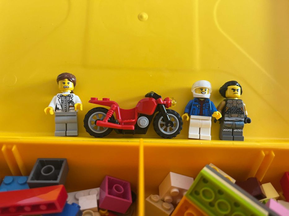LEGO® Classic - Valiza creativa 10713 - dublu nr de piese si componente speciale!