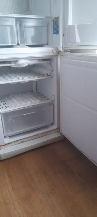 Продам двухкамерный холодильник.