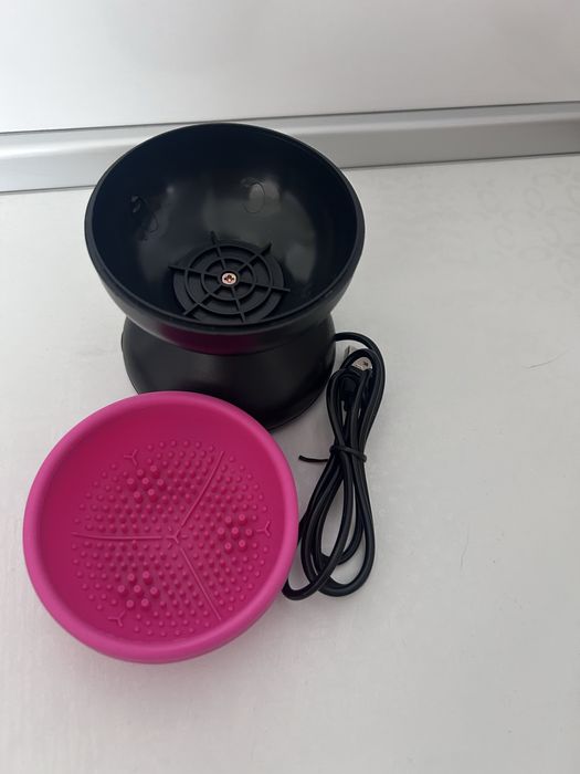 Продавам електрически уред за почистване на четки за грим