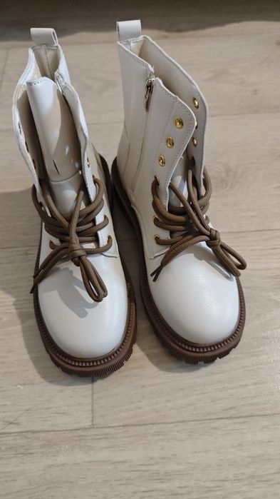 Новый осенние ботинки