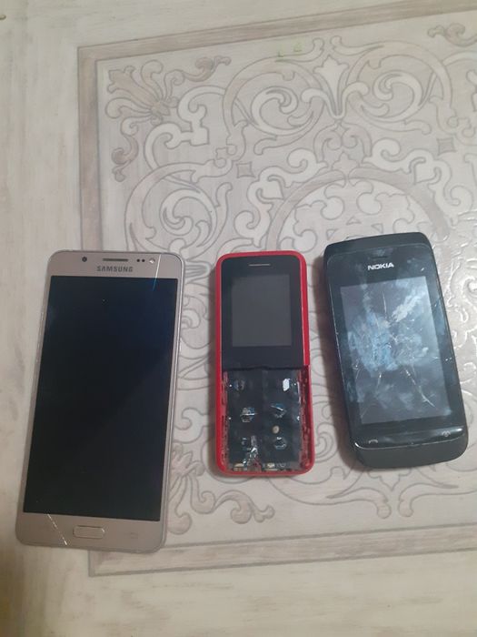 Продам телефоны не рабочие 3 штуки не рабочие