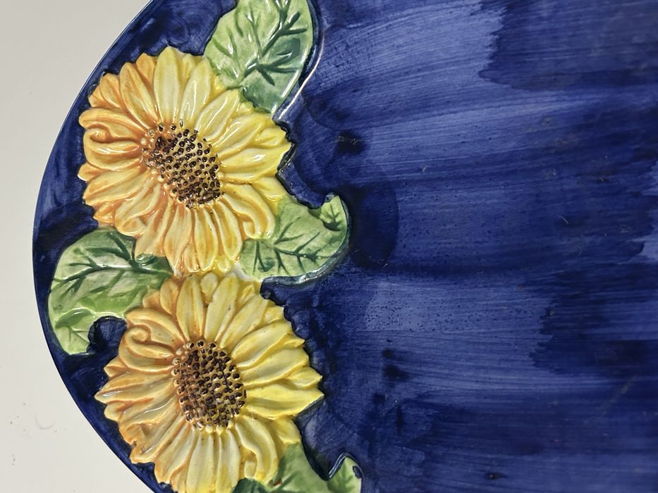 Италианска красива порцеланова чиния с релефни цветя