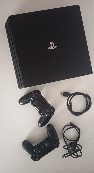 Vând PS4 PRO + Volan HORI