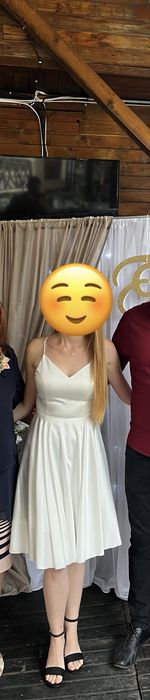 Бяла къса рокля.
