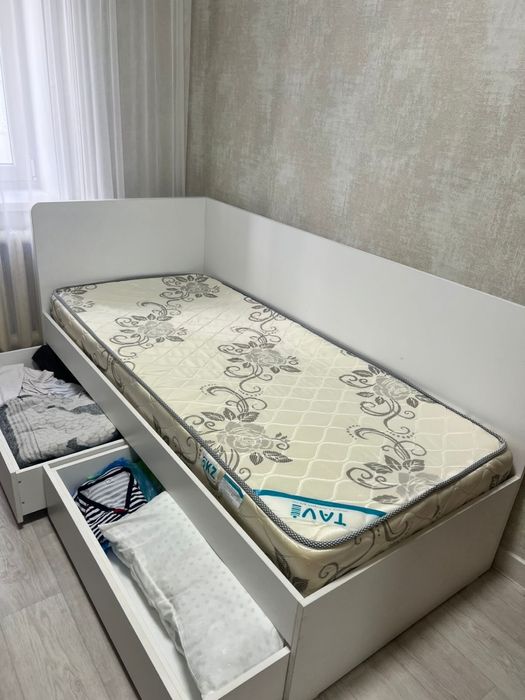 Продам кровать детскую с матрасом