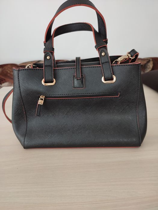 Чанта с дълга подвижна дръжка