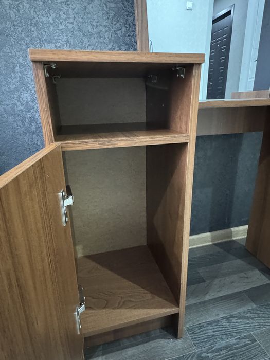 Туалетный столик с зеркалом