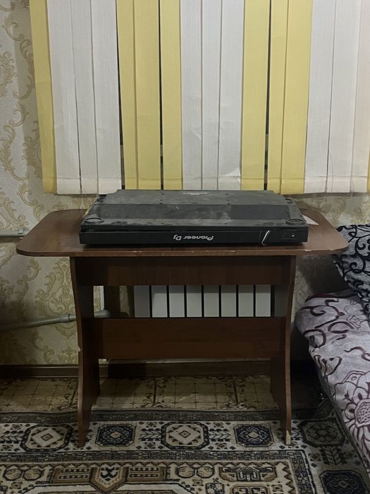 Стол и три стула