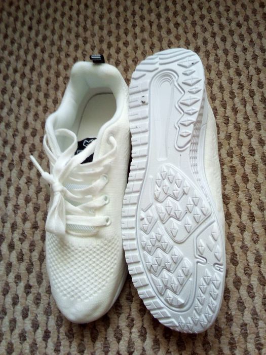 Новые кроссовки размер 37