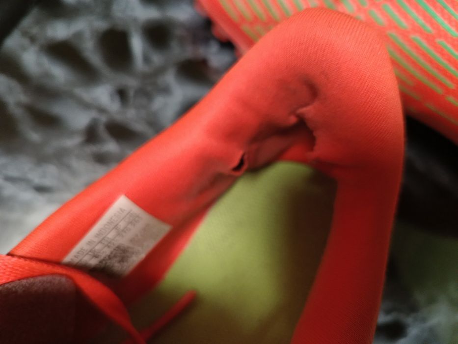 Продавам стоножки за футбол Adidas Predator