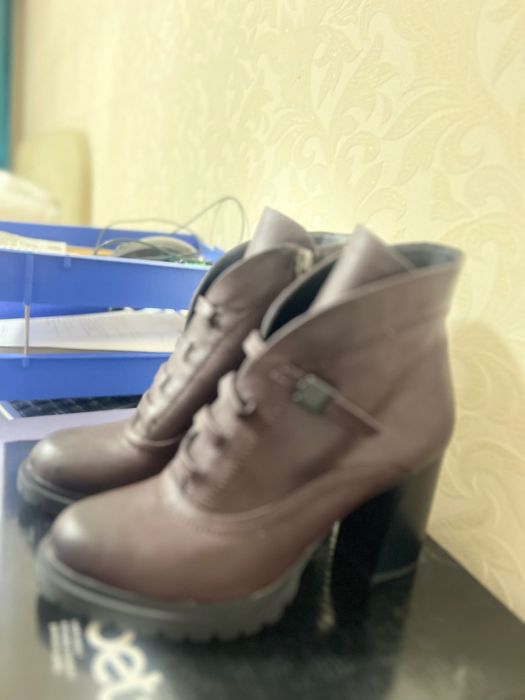 Продам осеннюю кожаную ботинку