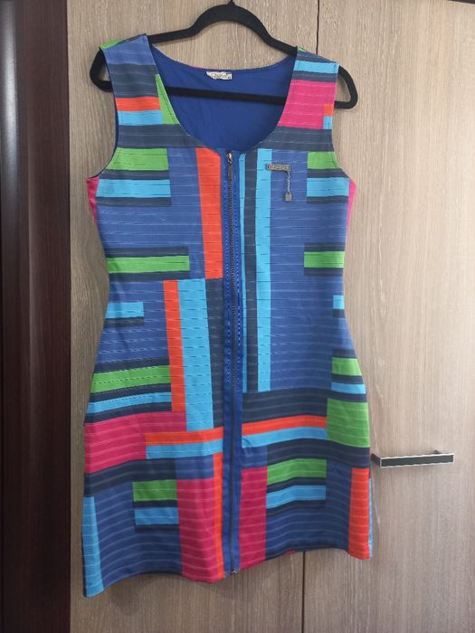 Rochie sport, cu închidere cu fermoar în fata, viu colorata.