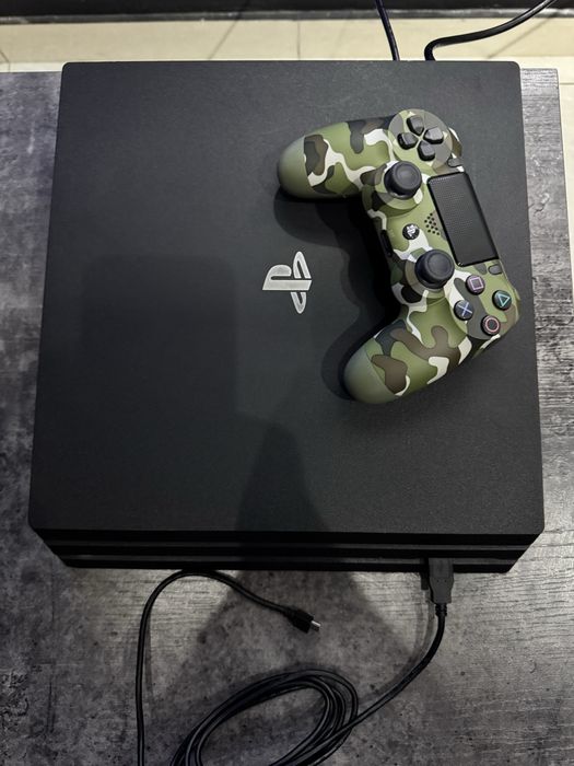 PlayStation 4 Pro с играми в отличном состоянии!!