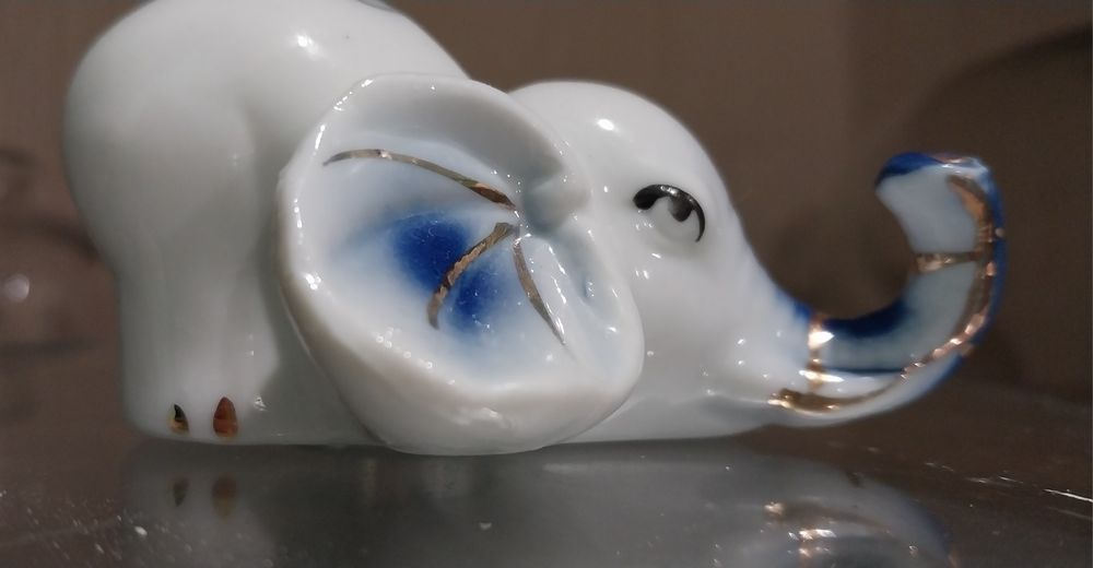 Фарфоровая статуэтка Слоник