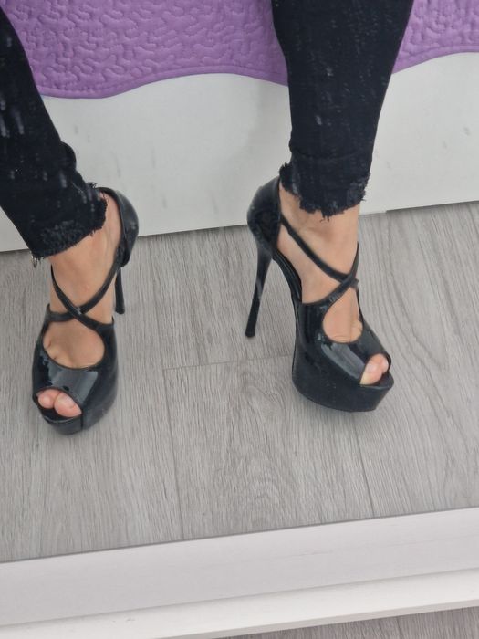 Pantofi semi-deschisi