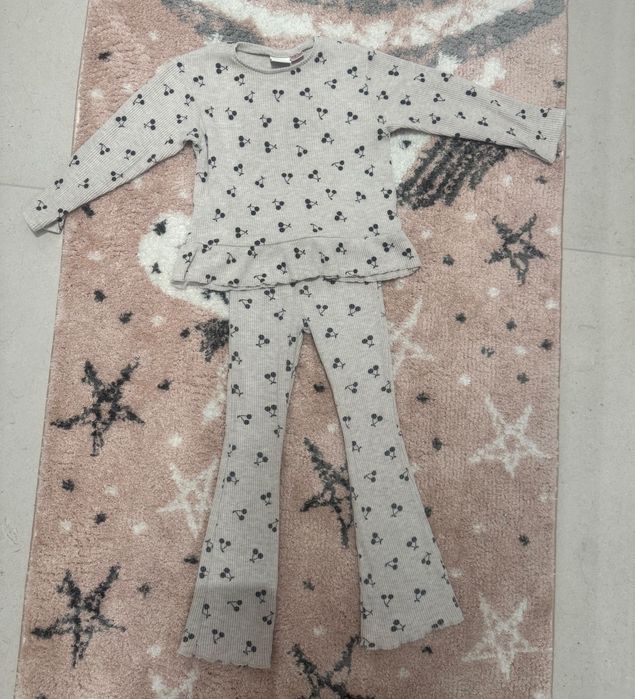 Мек комплект на черешки на марката Зара, за момиченце на около 5 год.