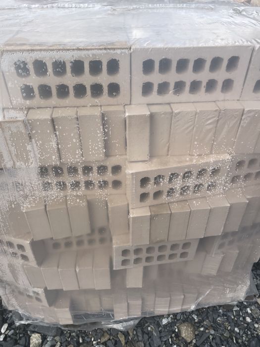 Vand caramida aparenta