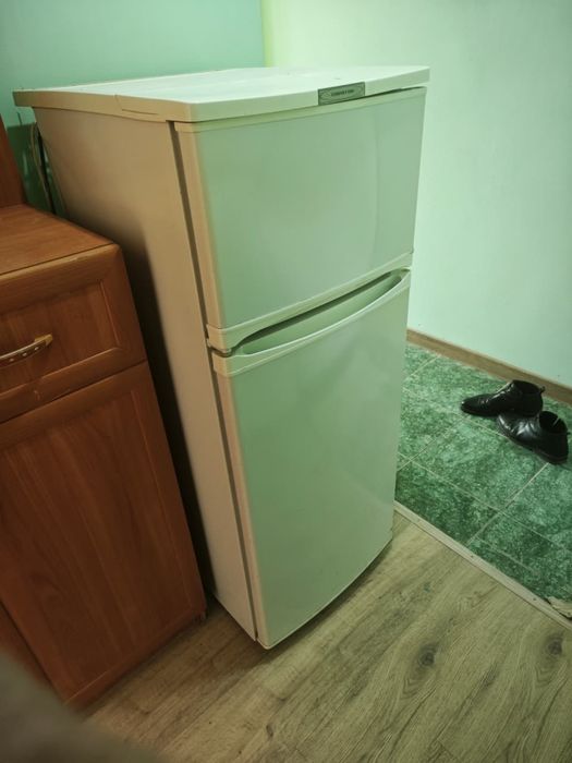 Двухкамерный небольшой холодильник Саратов в идеальном состоянии.