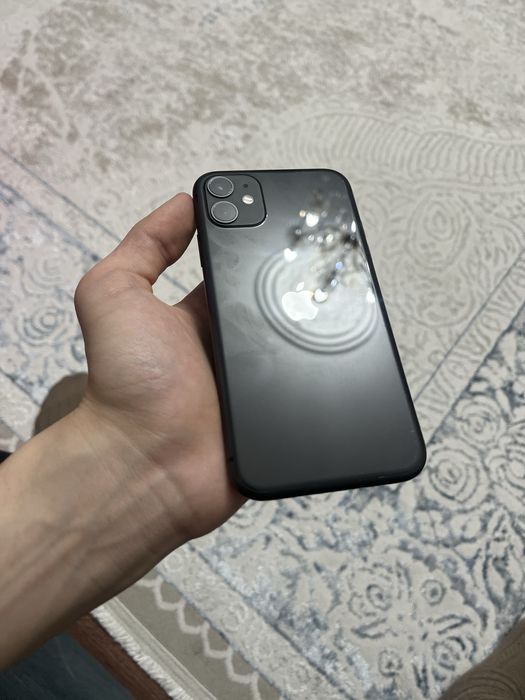 Apple Iphone 11 черном свете в хорошем состояние