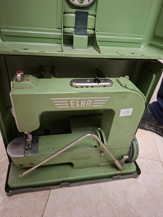 Mașina de cusut vintage Elna