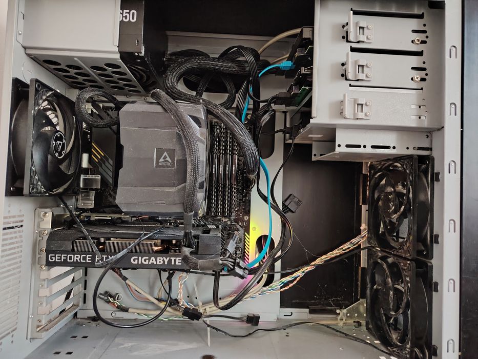 Computer cu rtx 3060 12GB+ 32 GB RAM și 3 tb stocare