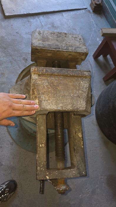 Продаются фрезерные тиски