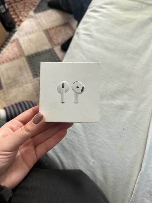 Airpods 4 , Apple watch Se