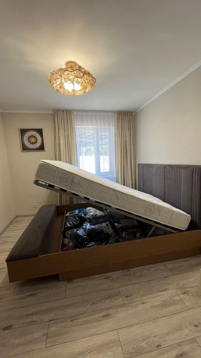 Спальный гарнитур с матрасом.