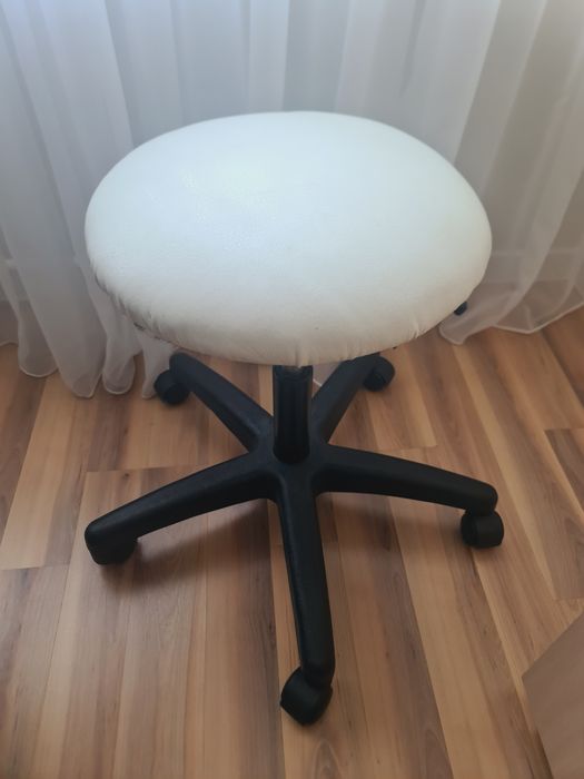 Продам стул на колесиках