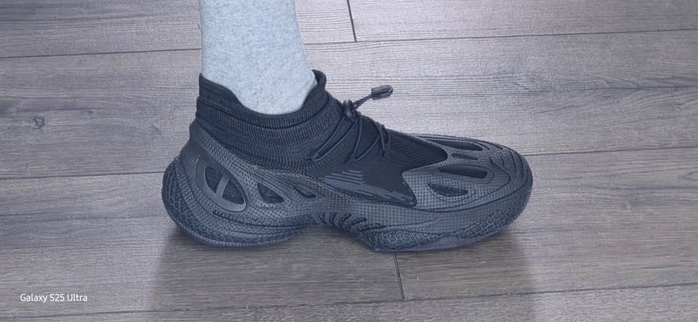 Продам спортивную обувь