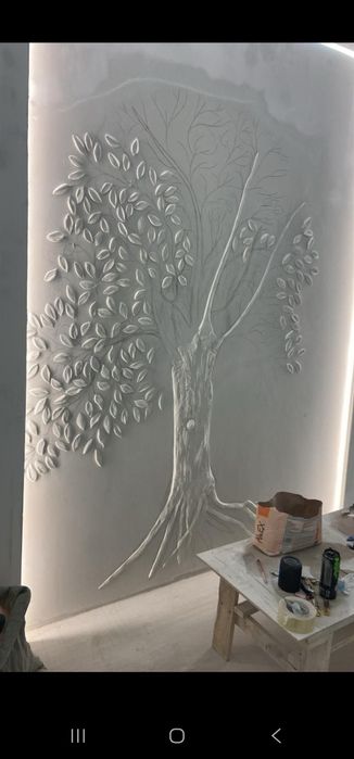 Барельеф. Скульптор. Скульптура в интерьере. Скала.