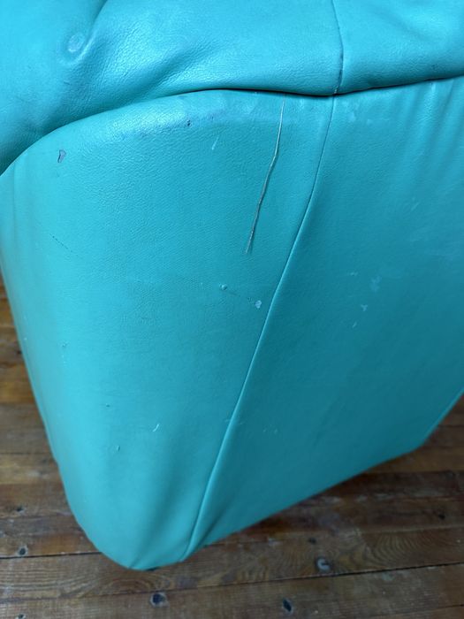 Зелени кожени дивани