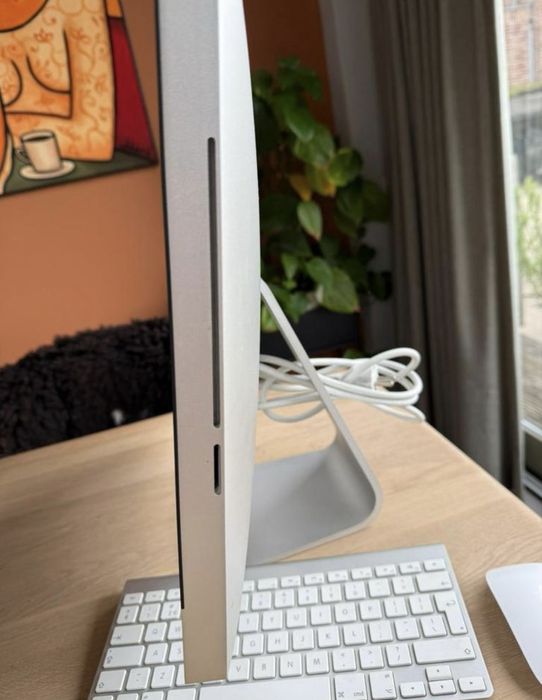 Apple iMac 21.5inch / 3.06Ghz / 4Ram / 1TB / Клавиатура и мишка