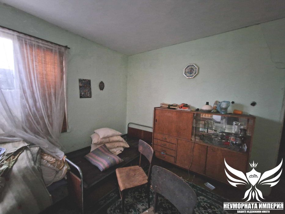 Продавам едноетажна къща с постройки 110РЗП и 1700кв. двор в село Искра на първа линия асфалтов път